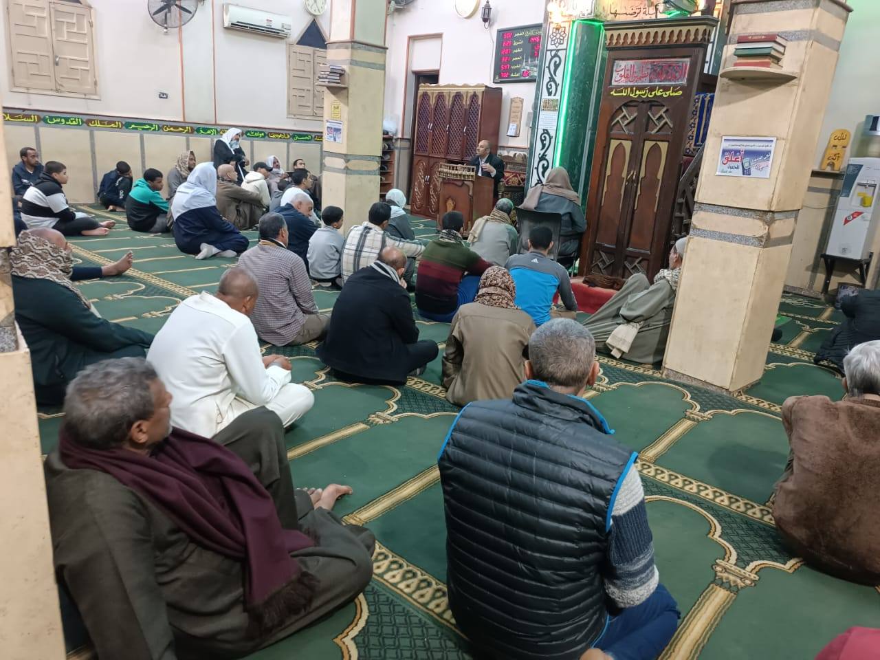 رواد المساجد بأحد المساجد التابعة للاوقاف رواد المساجد بأحد المساجد التابعة للاوقاف