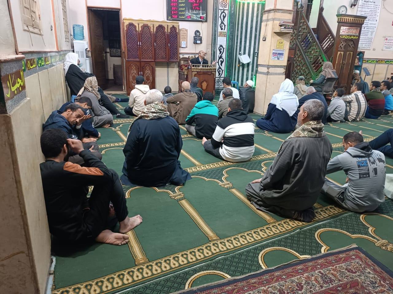 المصلين بالمسجد المصلين بالمسجد