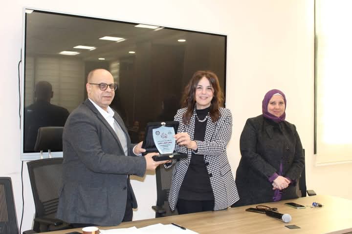 جانب من التكريم جانب من التكريم