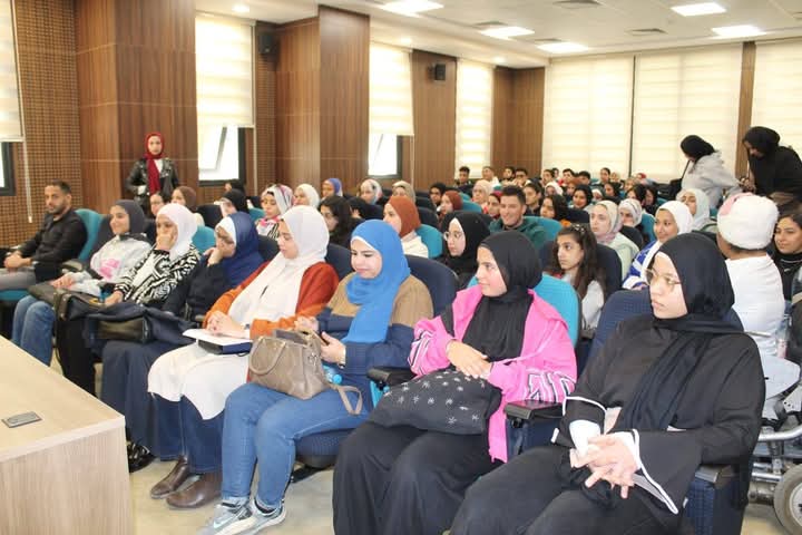 جانب من الندوة جانب من الندوة