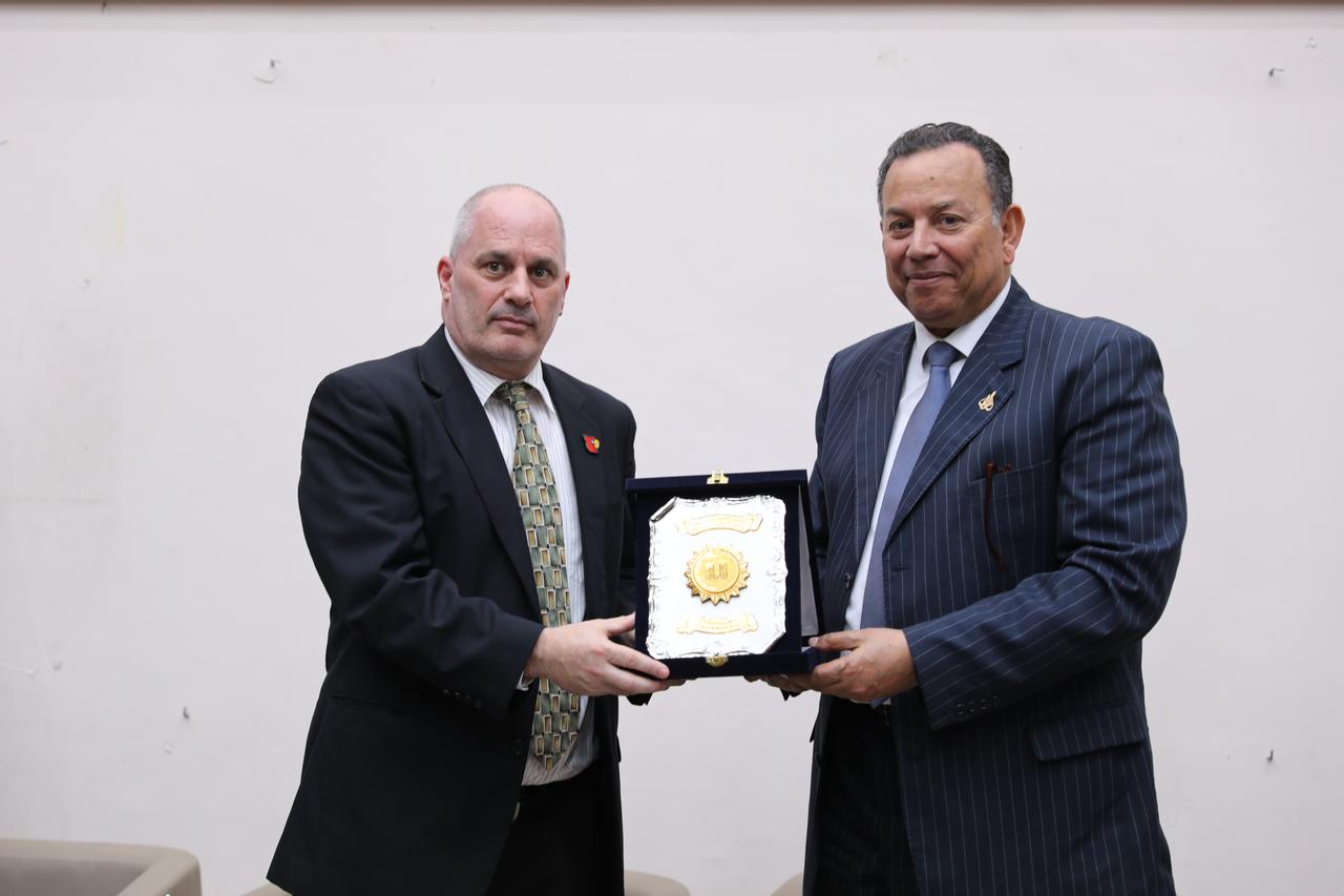 اهداء درع جامعة المنصورة الجديدة للوفد