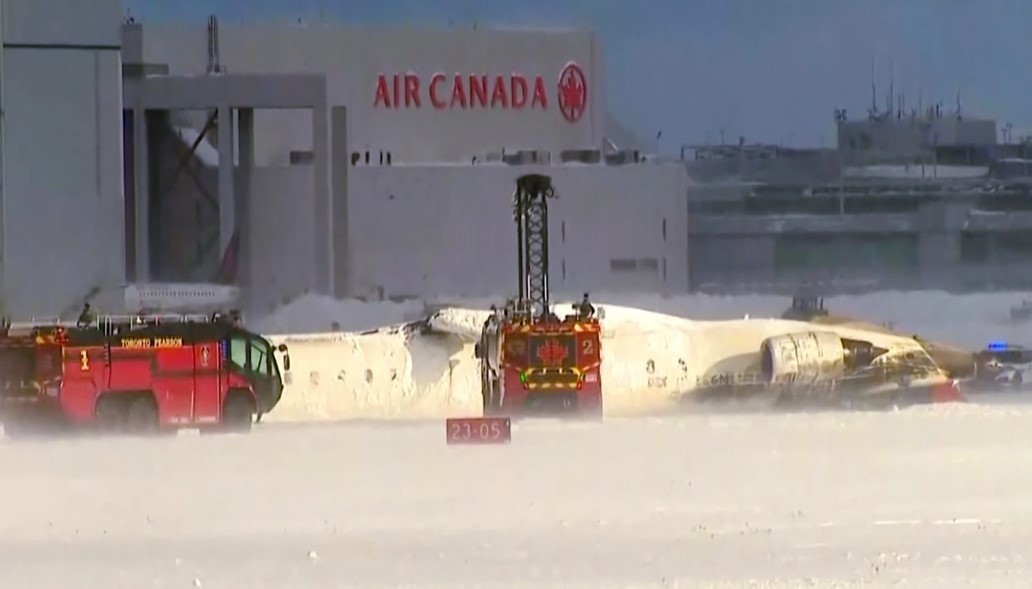 الطائرة الكندية بعد انقلابها