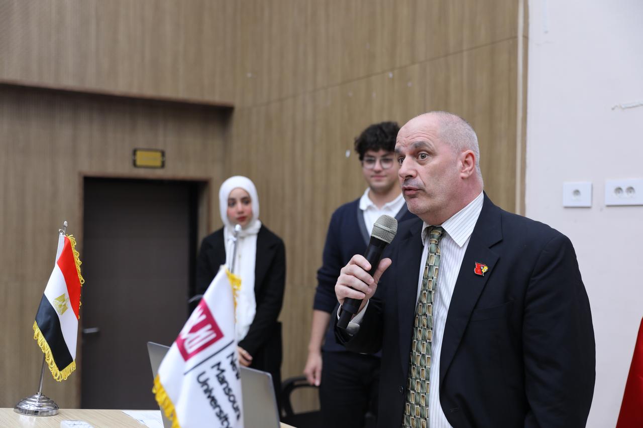 كلمة ممثل الوفد الأمريكي أمام طلاب جامعة المنصورة الجديدة