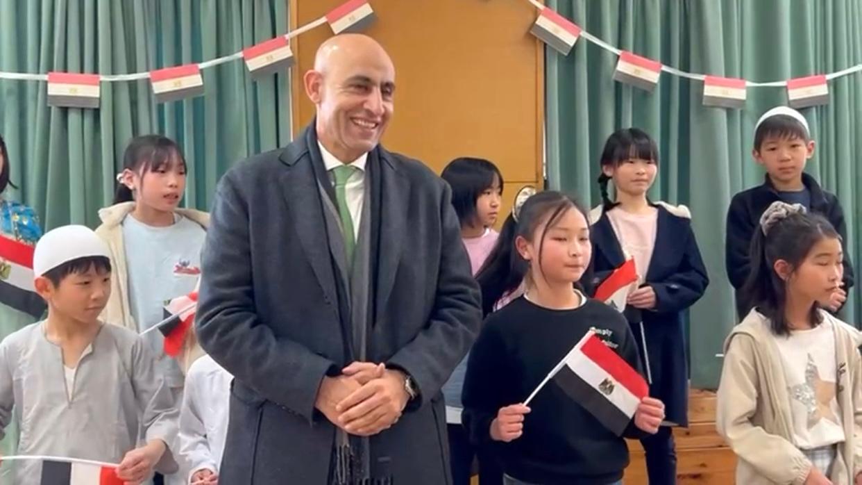 طلاب مدرسة مدينة تاما باليابان يستقبلون وزير التربية والتعليم