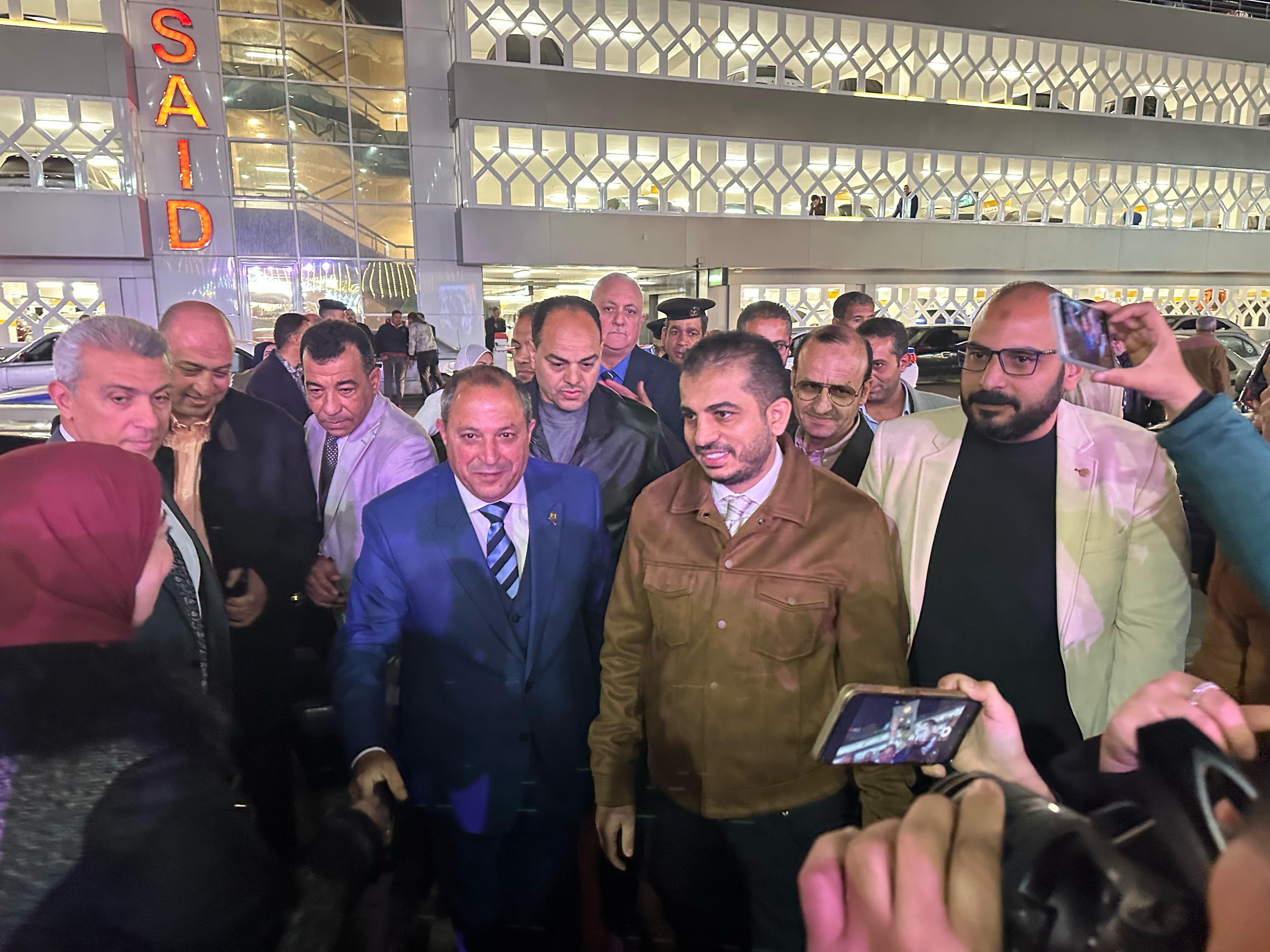 الافتتاح لمعرض البازار