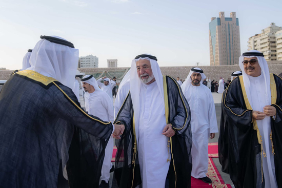 حاكم-الشارقة-يصافح-الحضور حاكم-الشارقة-يصافح-الحضور