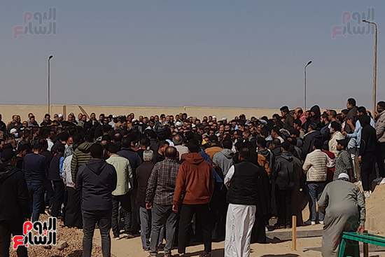 اهالى-طور-سيناء-أثناء-الدفن-الشاب-إبراهيم-على-محمد-رضوان-بالمقابر-الجديدة-بطورسيناء اهالى-طور-سيناء-أثناء-الدفن-الشاب-إبراهيم-على-محمد-رضوان-بالمقابر-الجديدة-بطورسيناء