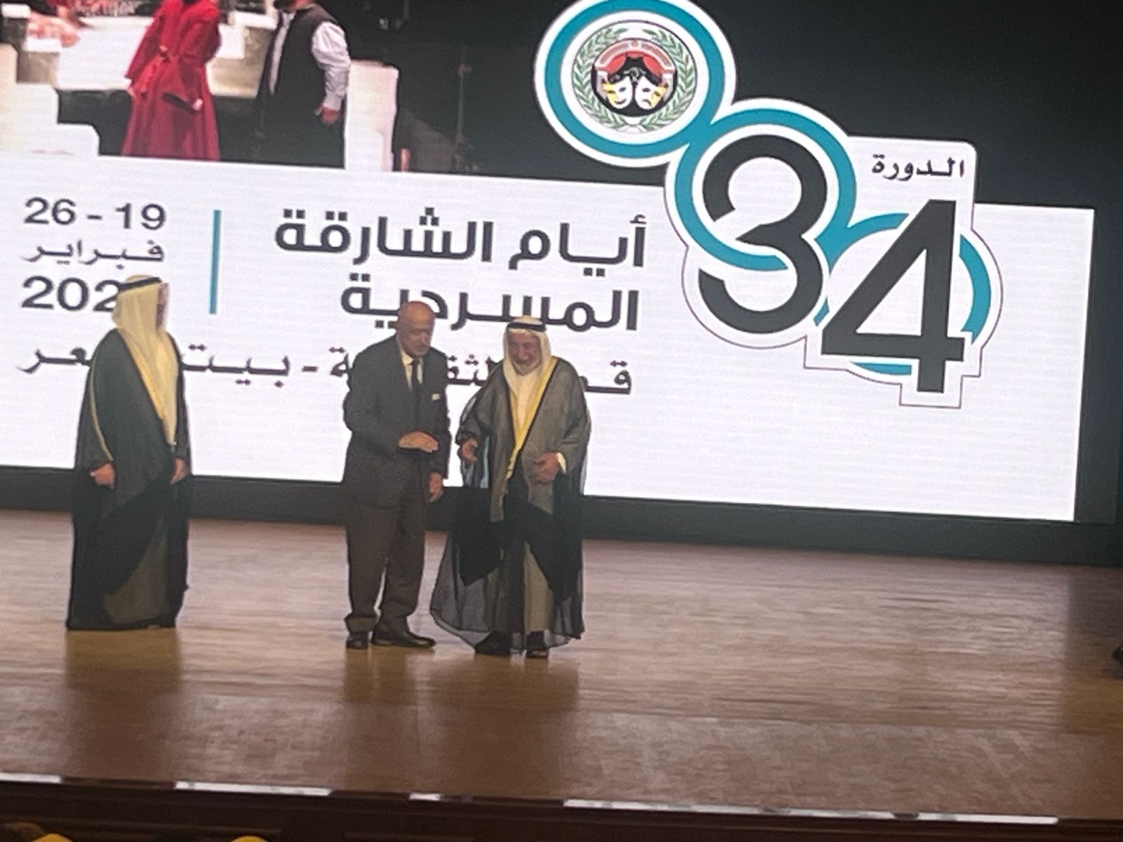 حاكم الشارقة يكرم أسعد فضة ومريم سلطان بحفل افتتاح أيام الشارقة المسرحية (2)