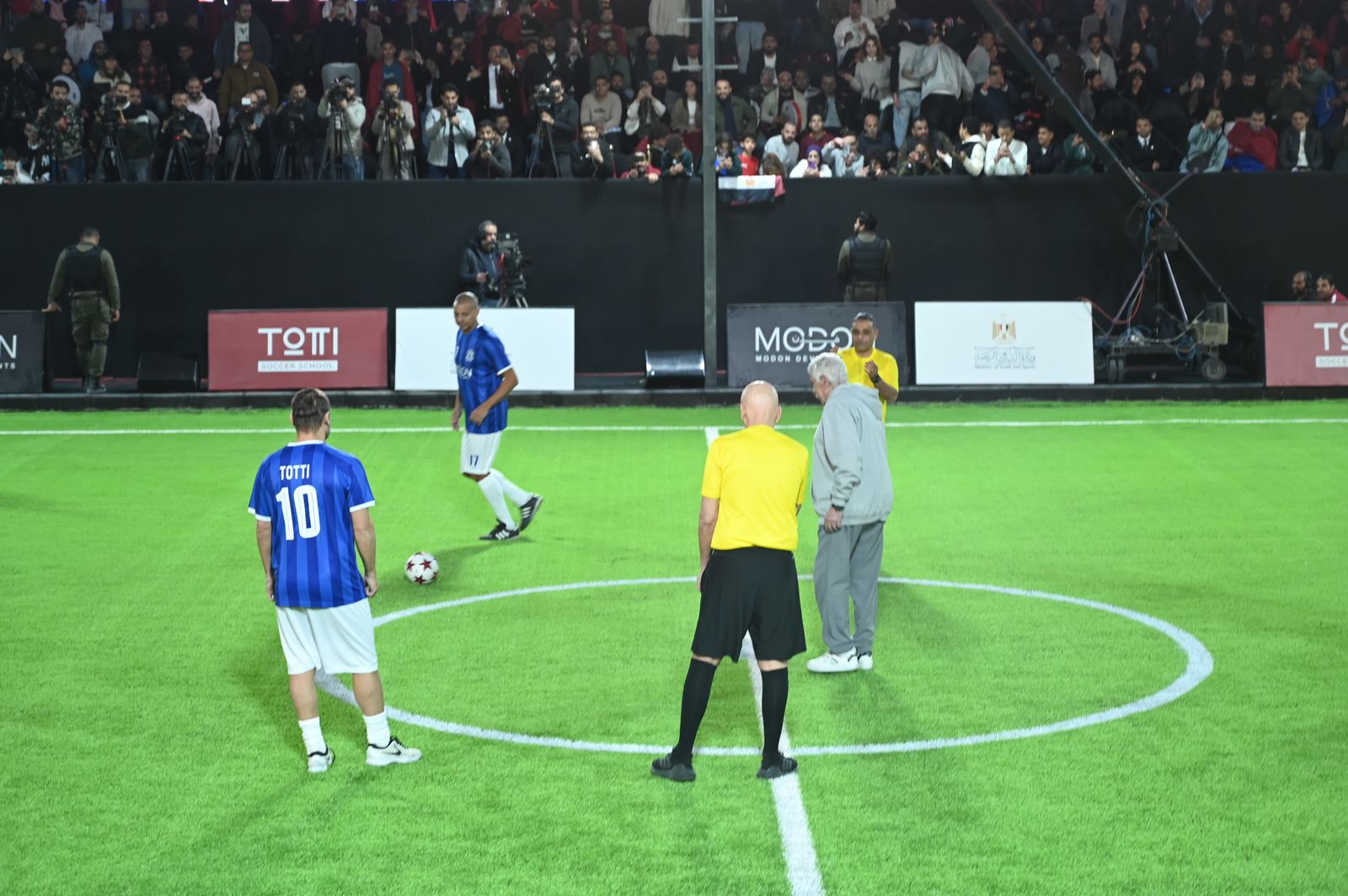 حسن شحاتة فى المباراة حسن شحاتة فى المباراة