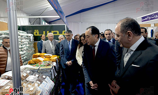 رئيس الوزراء يتفقد المنتجات داخل المعرض رئيس الوزراء يتفقد المنتجات داخل المعرض