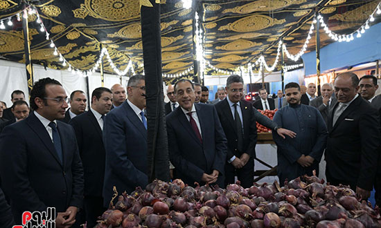 رئيس الوزراء يتفقد المعرض بمحافظة الجيزة رئيس الوزراء يتفقد المعرض بمحافظة الجيزة