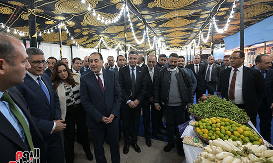 جولة رئيس الوزراء داخل المعرض جولة رئيس الوزراء داخل المعرض