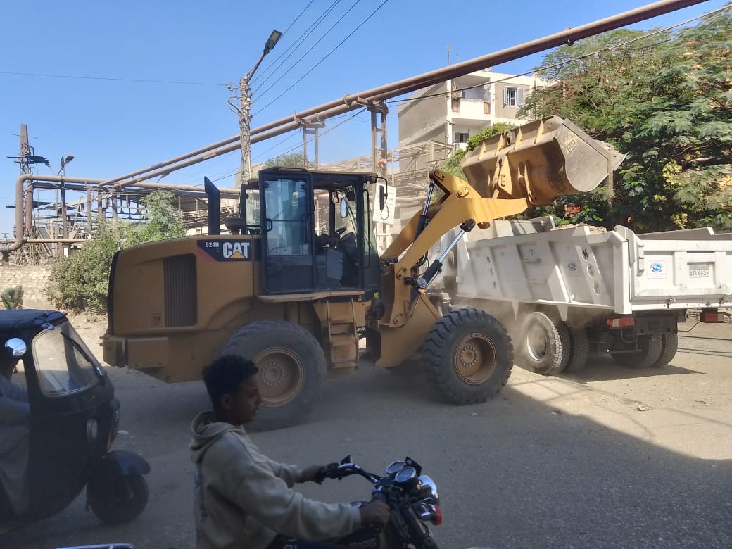 مدينة أرمنت تمهد قطعة أرض أملاك دولة بجوار مصنع السكر