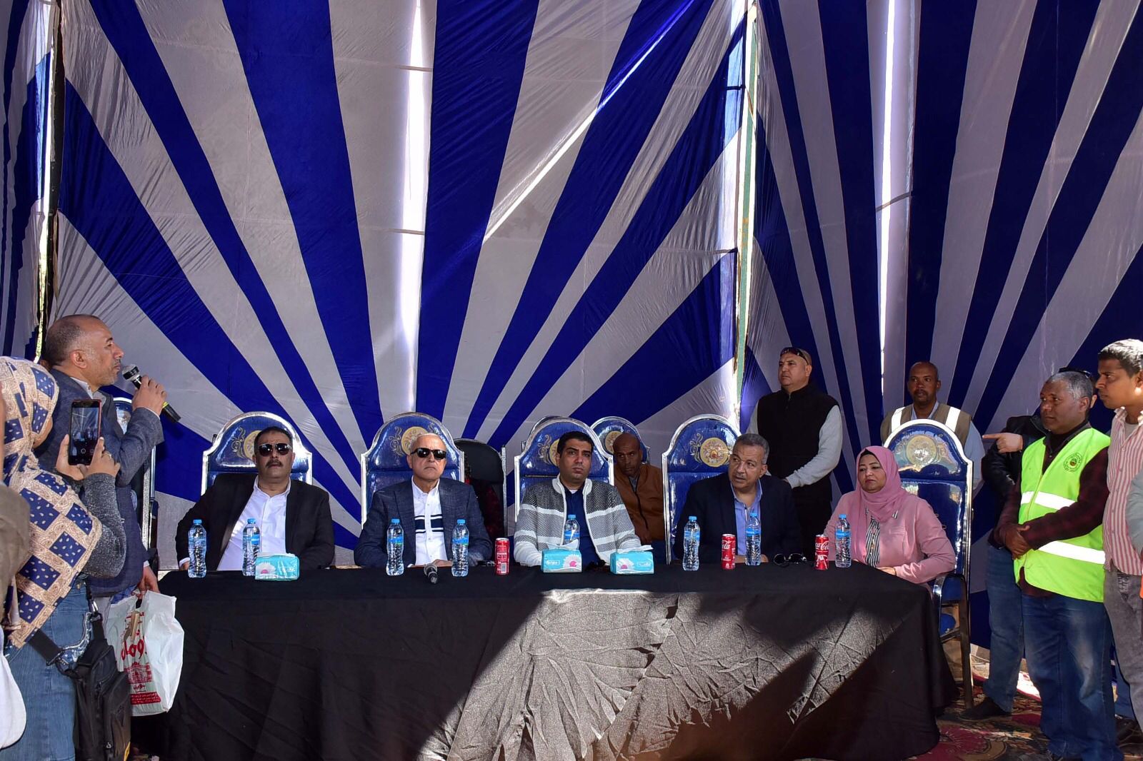 لقاء المحافظ مع أهالي قرية الصعايدة بالزينية ويوجه برفع كفاءة الوحدة الصحية