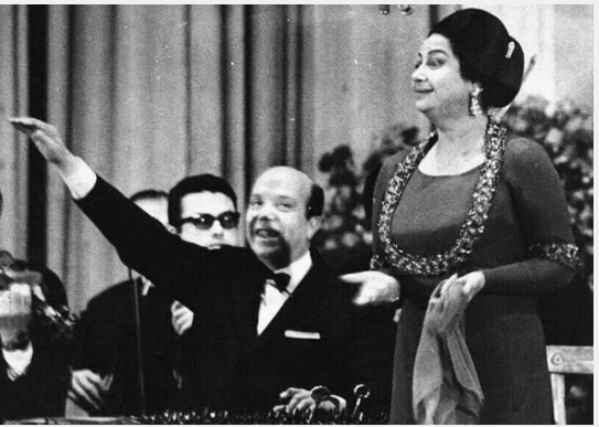 نظرة على أحد معجبيها