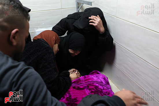 أهالى شهيد فى مستشفى ابن سينا ​​في مدينة جنين بالضفة الغربية