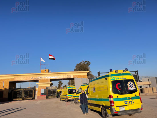 دخول-سيارات-الإسعاف-المعبر-لنقل-المصابين