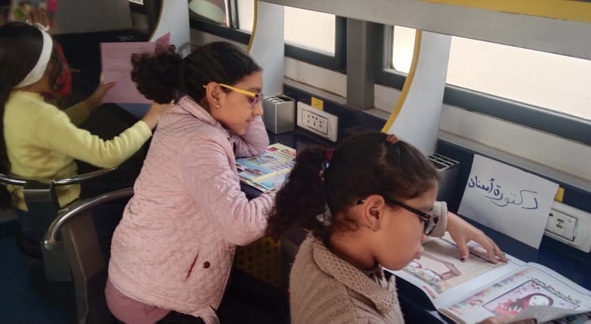 الأطفال يشاركون بأنشطة المكتبات المتنقلة الأطفال يشاركون بأنشطة المكتبات المتنقلة