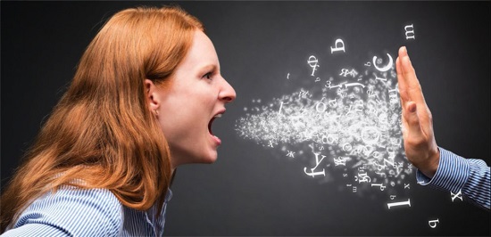 امرأة تصرخ
