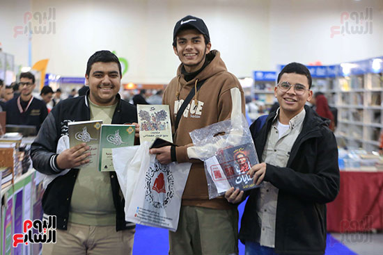 إقبال كبير من الشباب على معرض الكتاب إقبال كبير من الشباب على معرض الكتاب