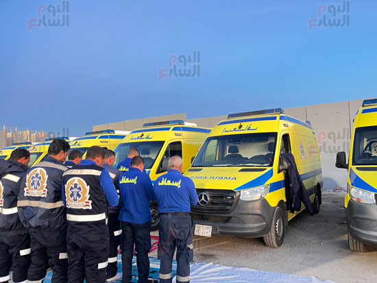 رجال-الإسعاف-يؤدون-الصلاة-على-المعبر