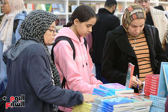 حضور نسائى فى اليوم العاشر من معرض الكتاب فى دورته الـ 56 حضور نسائى فى اليوم العاشر من معرض الكتاب فى دورته الـ 56