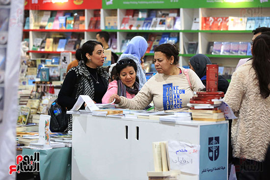 حضور نسائى فى اليوم العاشر من معرض الكتاب حضور نسائى فى اليوم العاشر من معرض الكتاب