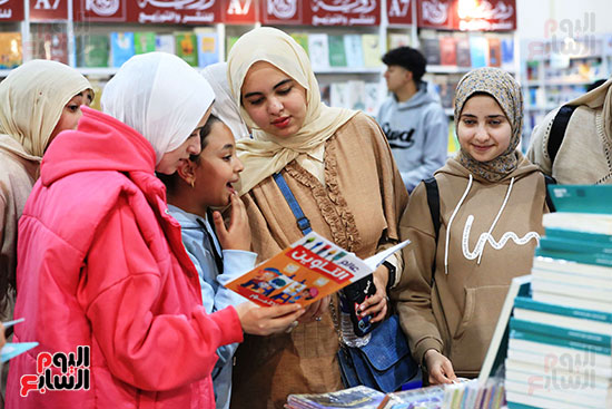 إقبال من الفتيات على معرض الكتاب إقبال من الفتيات على معرض الكتاب