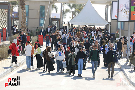 إقبال على المعرض إقبال على المعرض