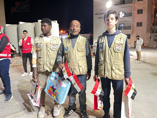 استقبال-المصابين-بالورود-والهدايا