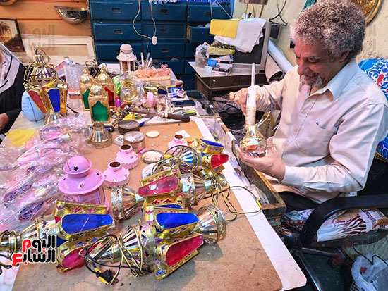 عم-حمودة-أكثر-من-35-سنة-شغل-يدوى-في-رمضان عم-حمودة-أكثر-من-35-سنة-شغل-يدوى-في-رمضان