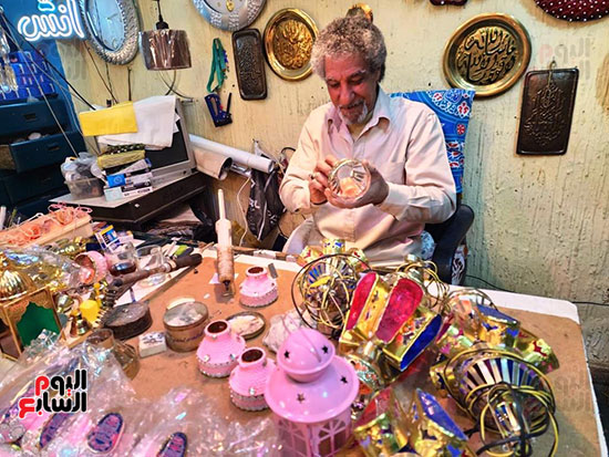 عم-حمودة-خلال-تزيينه-للفانوس-العربي-التراثى عم-حمودة-خلال-تزيينه-للفانوس-العربي-التراثى