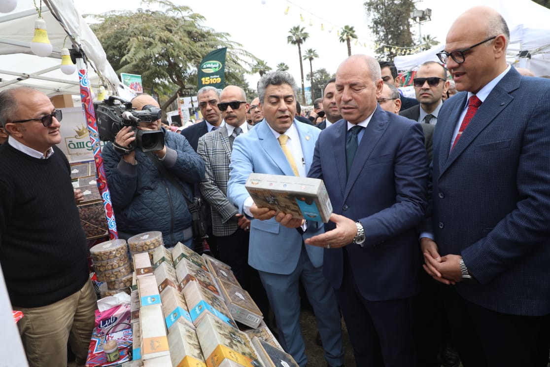 محافظ القاهرة يتفقد المهرجان الدولى الخامس للتمور محافظ القاهرة يتفقد المهرجان الدولى الخامس للتمور