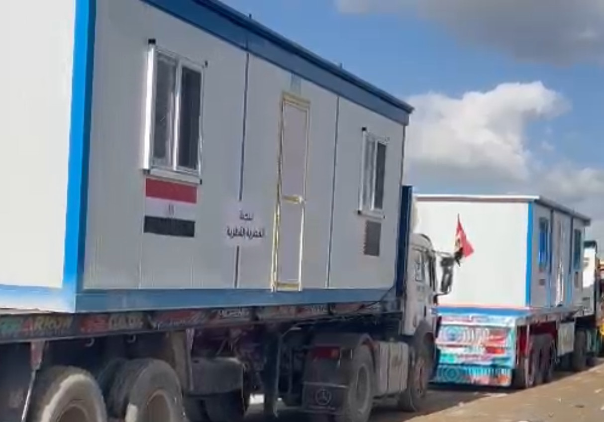 مصر تواصل دعم غزة بإدخال شاحنات محملة ببيوت مصر تواصل دعم غزة بإدخال شاحنات محملة ببيوت