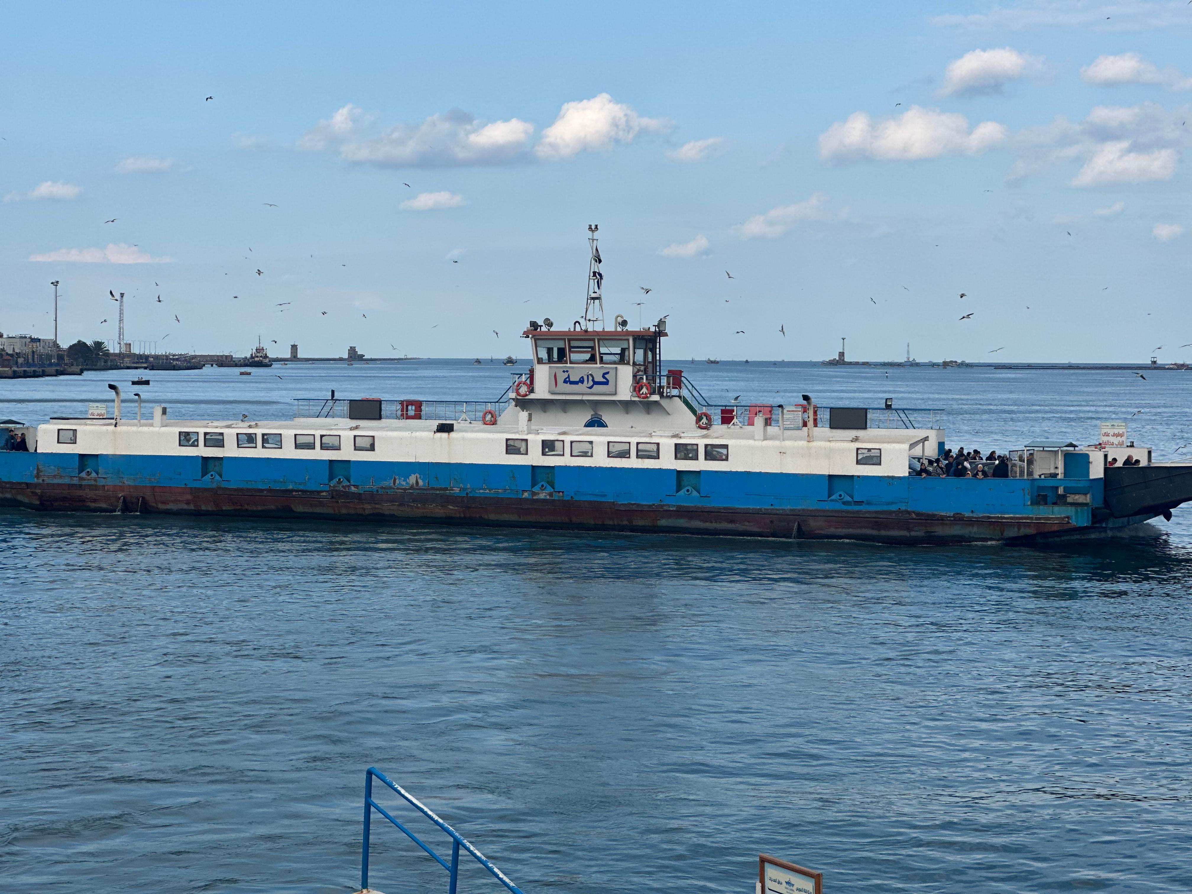 معدية خلال عبورها معدية خلال عبورها