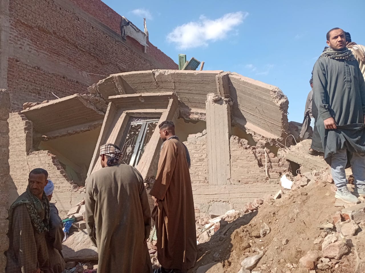 المنزل المنهار المنزل المنهار