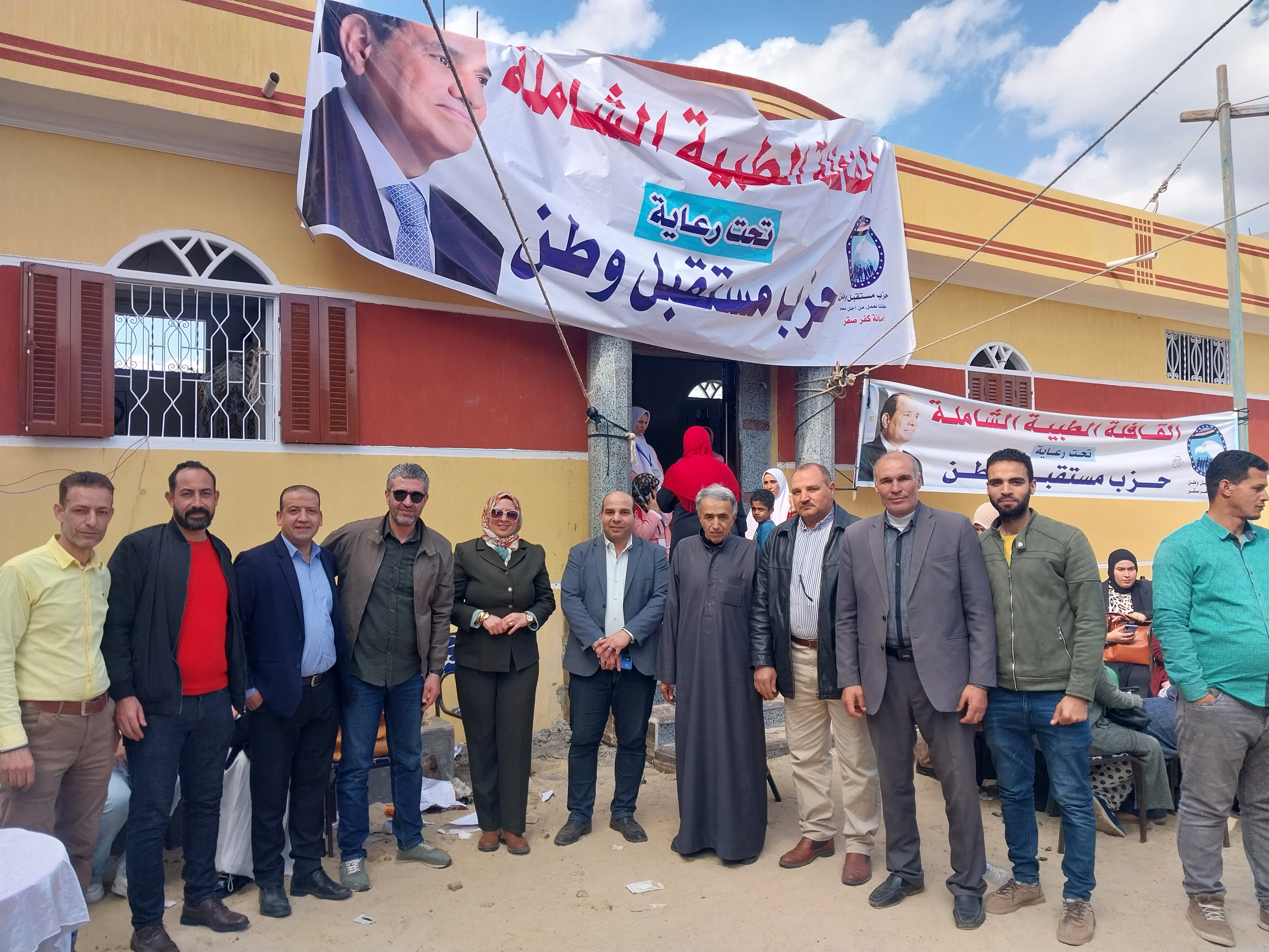 مسئولين متواجدين بالقافلة 