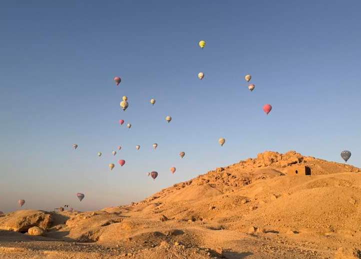 جانب من تحليق رحلات البالون الطائر غرب الأقصر