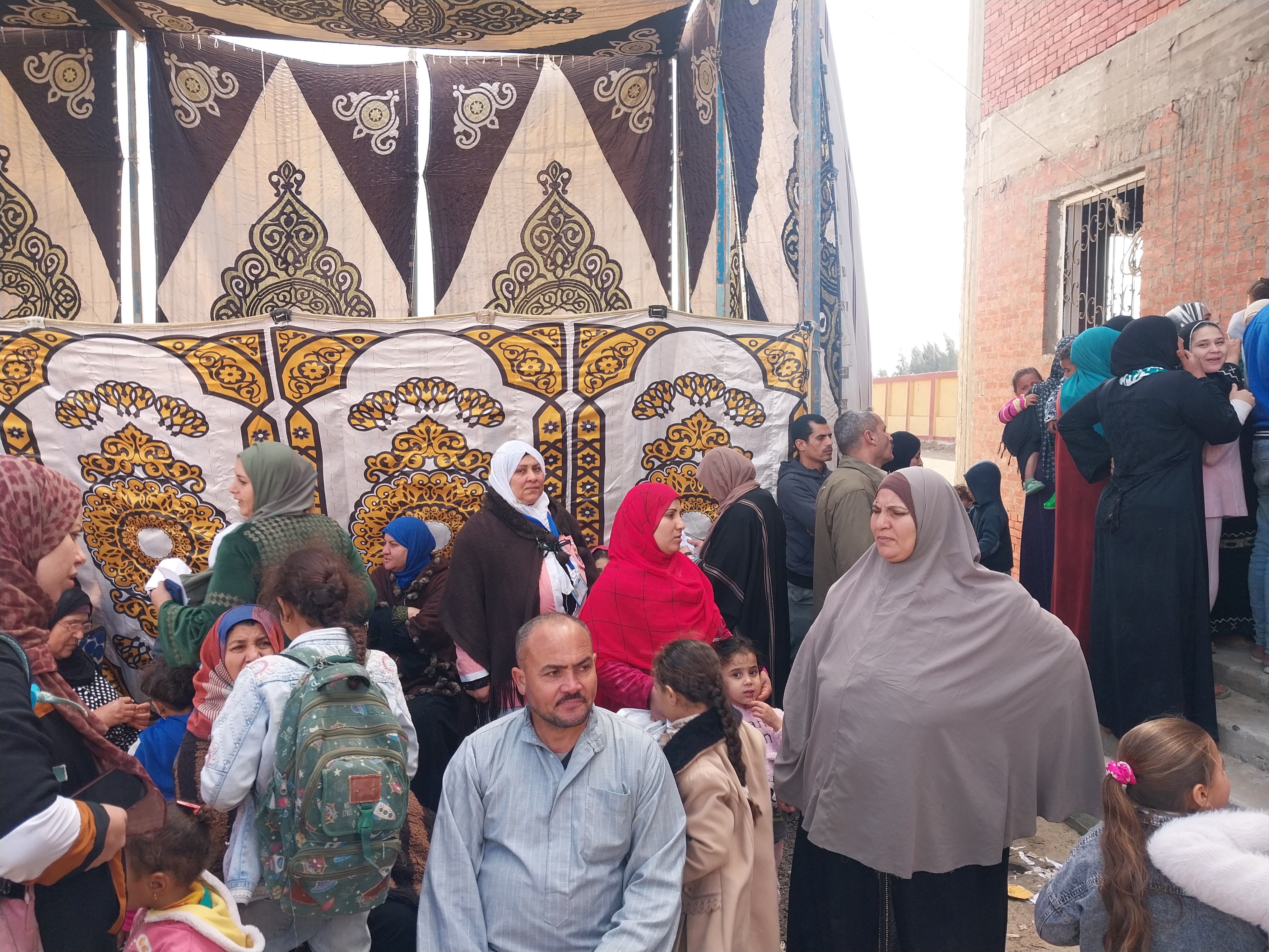 الاهالى منتظرين الكشف