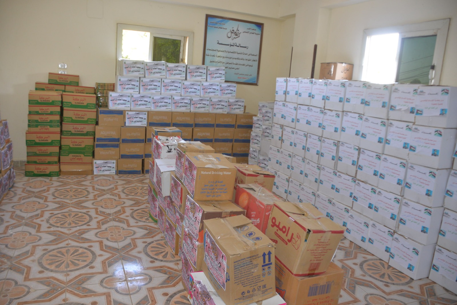 تجميع المساعدات لتقديمها للأشقاء فى غزة