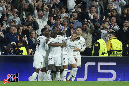 احتفال لاعبى ريال مدريد بالهدف الثانى لكليان مبابى احتفال لاعبى ريال مدريد بالهدف الثانى لكليان مبابى