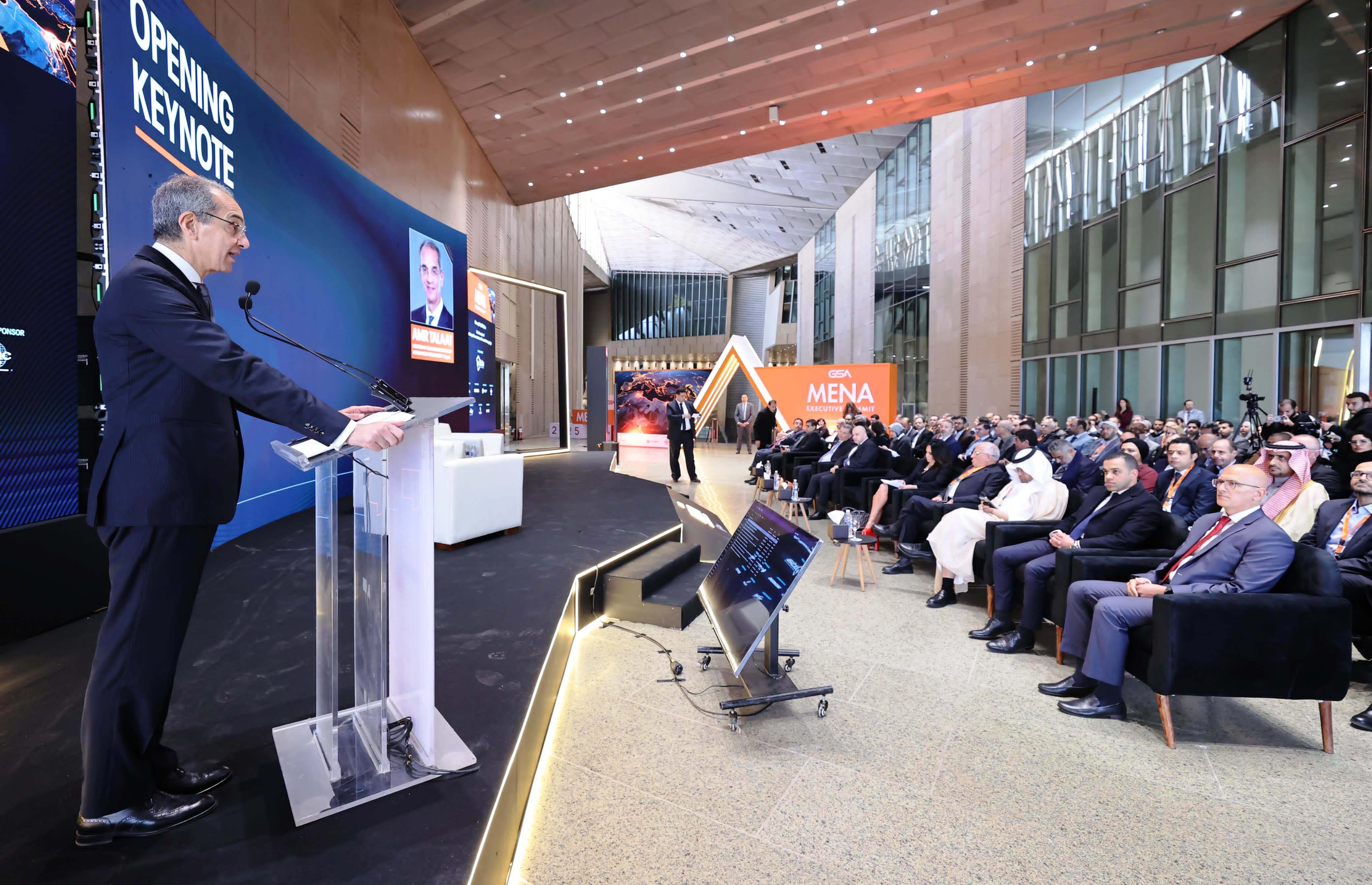 الدكتور عمرو طلعت وزير الاتصالات