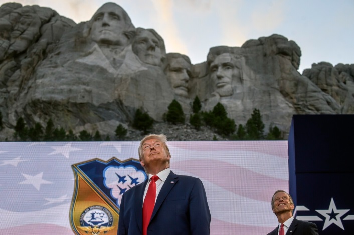 ترامب أمام جبل راشمور ترامب أمام جبل راشمور