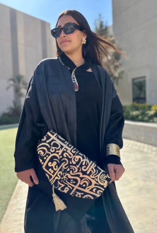 تصميم من حروف اللغة العربية