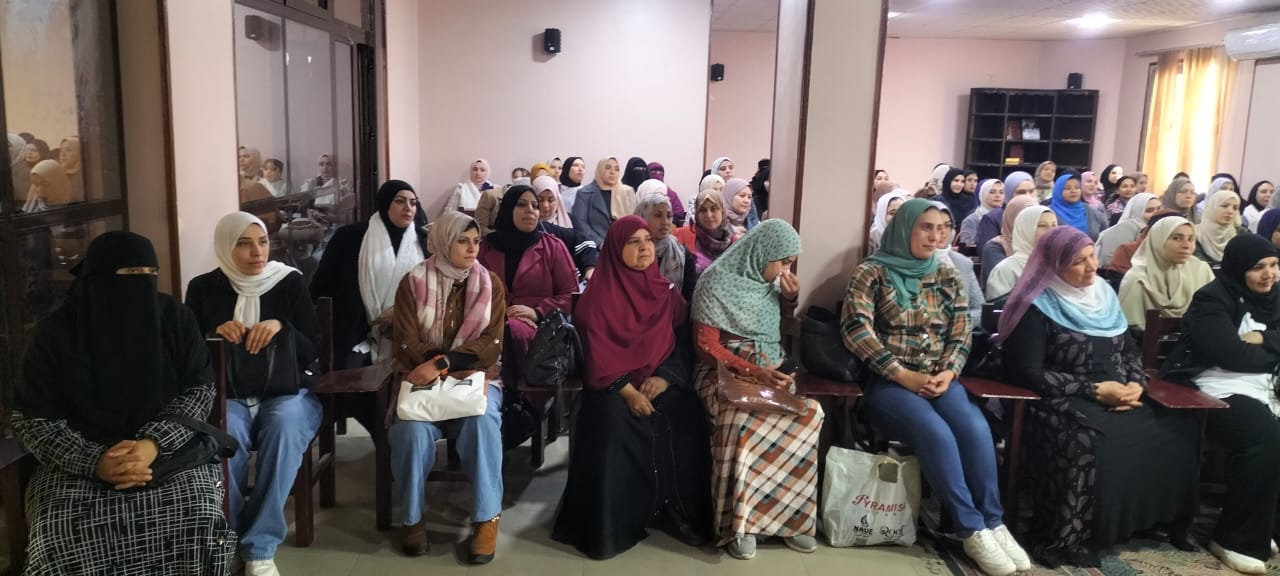 أثناء الاجتماع بالرائدات الريفيات أثناء الاجتماع بالرائدات الريفيات