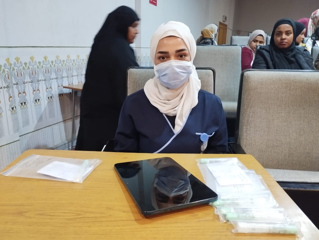 إحدى الممرضات لإجراء فحص للسيدات