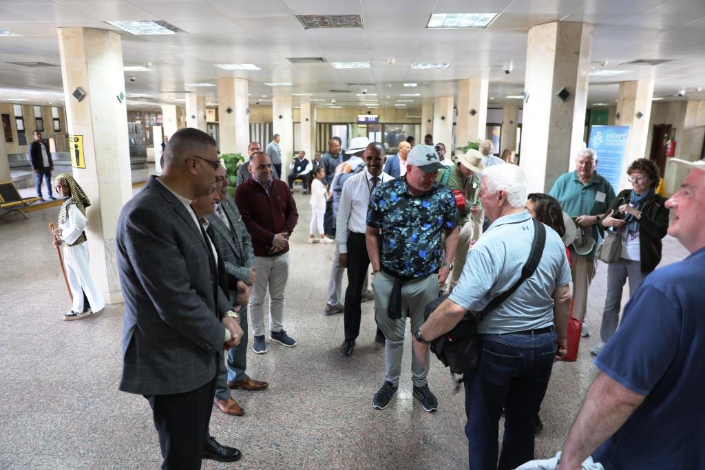 محافظ أسوان فى مطار أبوسمبل محافظ أسوان فى مطار أبوسمبل