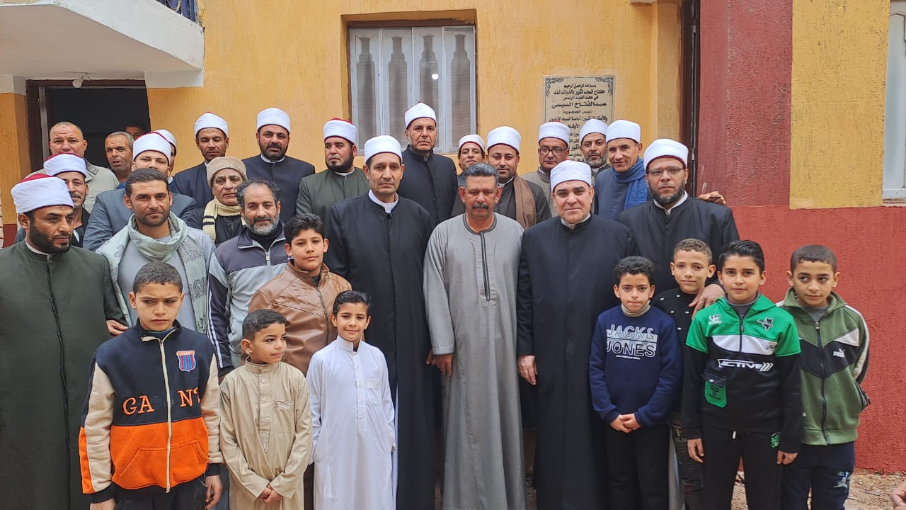 الحضور خلال افتتاح مسجد الحضور خلال افتتاح مسجد