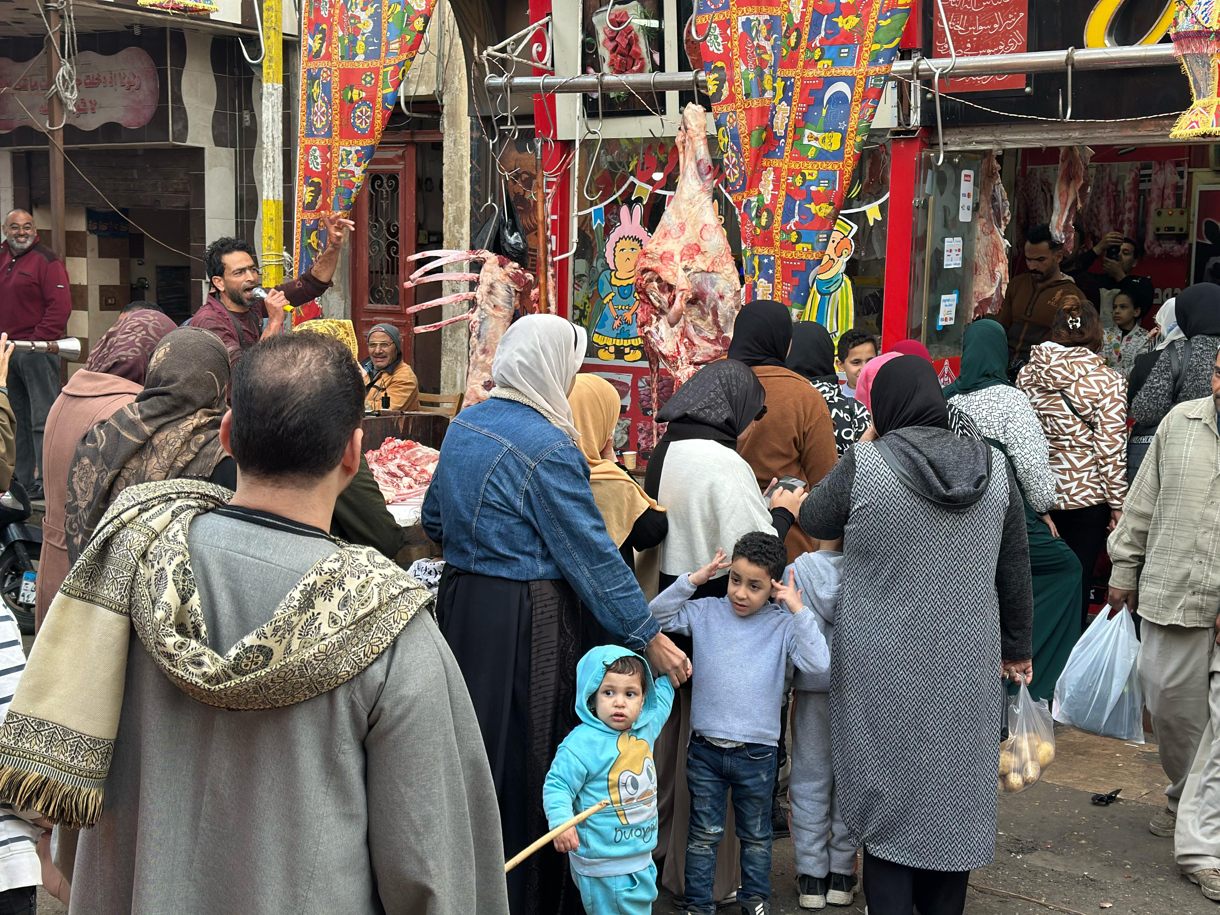 زحام على شراء اللحوم زحام على شراء اللحوم