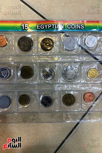 عملات تاريخية يشتريها السياح بالغردقة